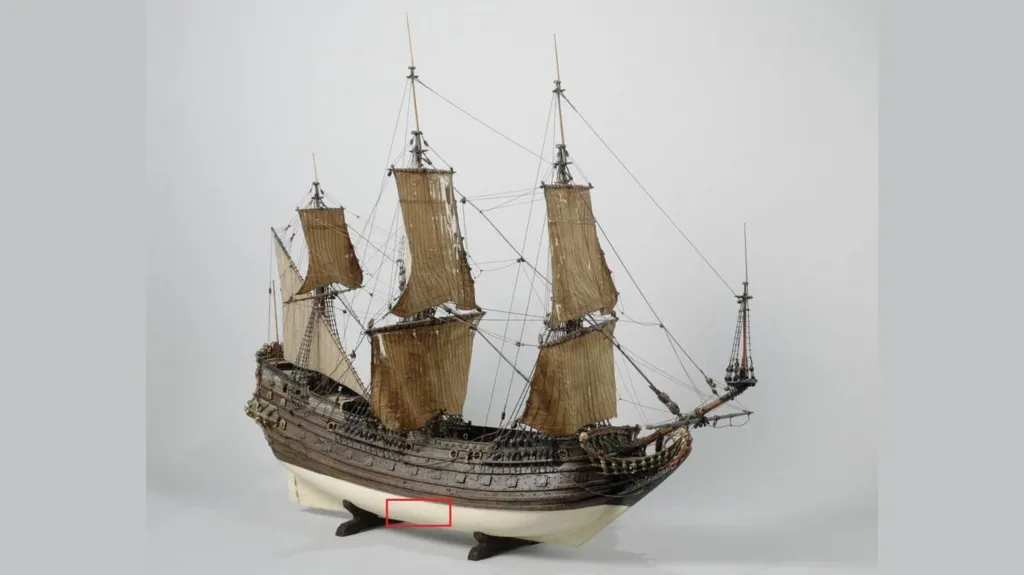 A model of 16th century ship the Fame from Hoorn. A red square indicated where the hull is located in the lower part of the vessel. 