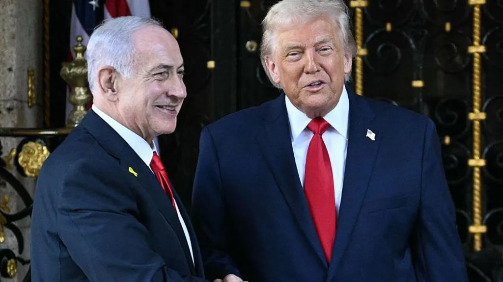 Trump (R) greets Netanyahu (L) at his Mar-a-Lago residence in Palm Beach, Florida, on 29 December, 2025
