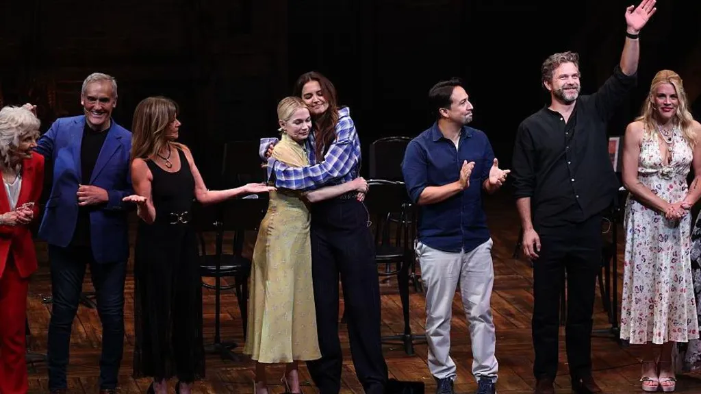 Cast of Dawson's Creek - Michelle Williams and Katie Holmes hug in the centre