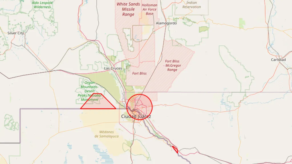 A map of El Paso in Texas and the bordering Mexican city Ciudad Juarez. A red circle around the two bordering cities indicating the closed airspace, announced by the FAA.