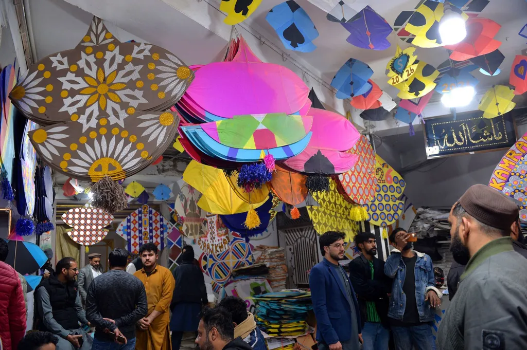 Crowds gather at a kite market in Peshawar, Pakistan, 03 February 2026. 