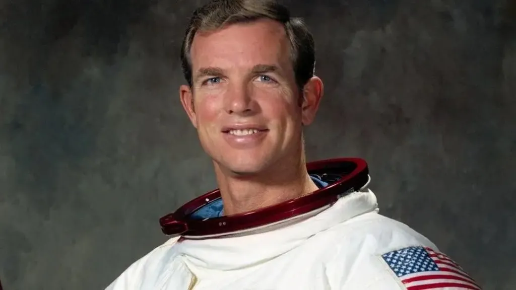 Official portrait of David Scott in his spacesuit