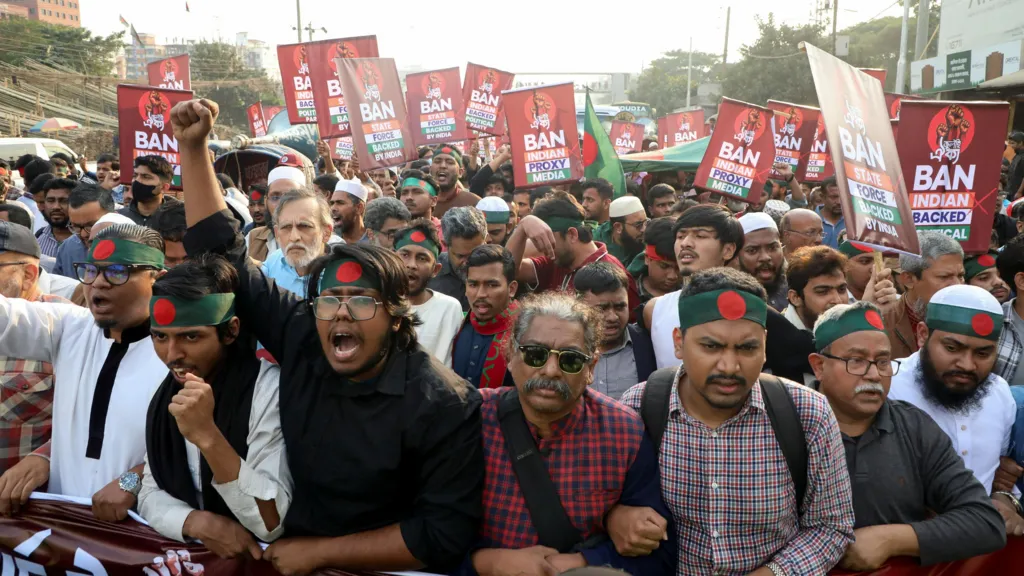 Members of "July Oikya", a platform of several organisations that took part in the July Revolution, march to the Indian High Commission, as they demand the extradition of deposed prime minister Sheikh Hasina and others who fled the country during and after July last year, in Dhaka, Bangladesh, December 17, 2025. REUTERS/Stringer